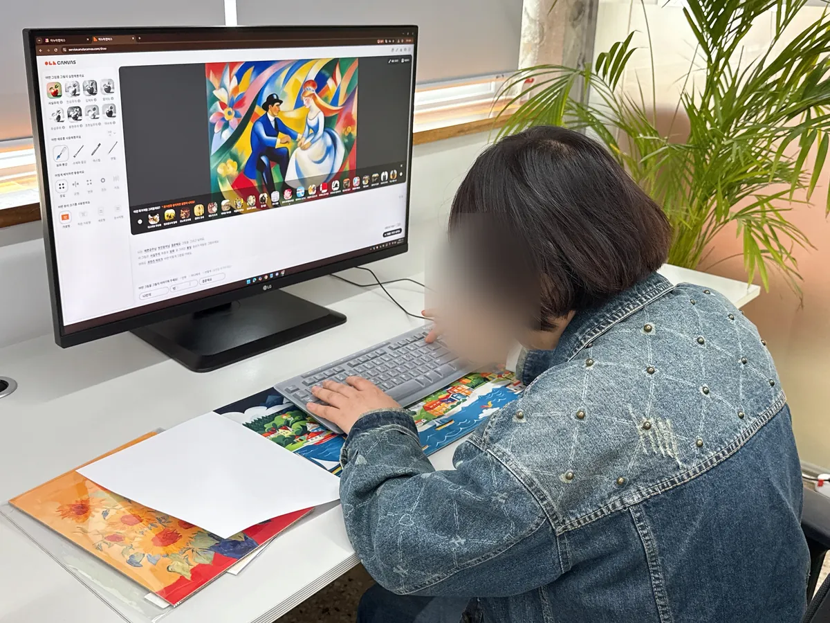 아누타 캔버스로 그림을 그리는 수강생
