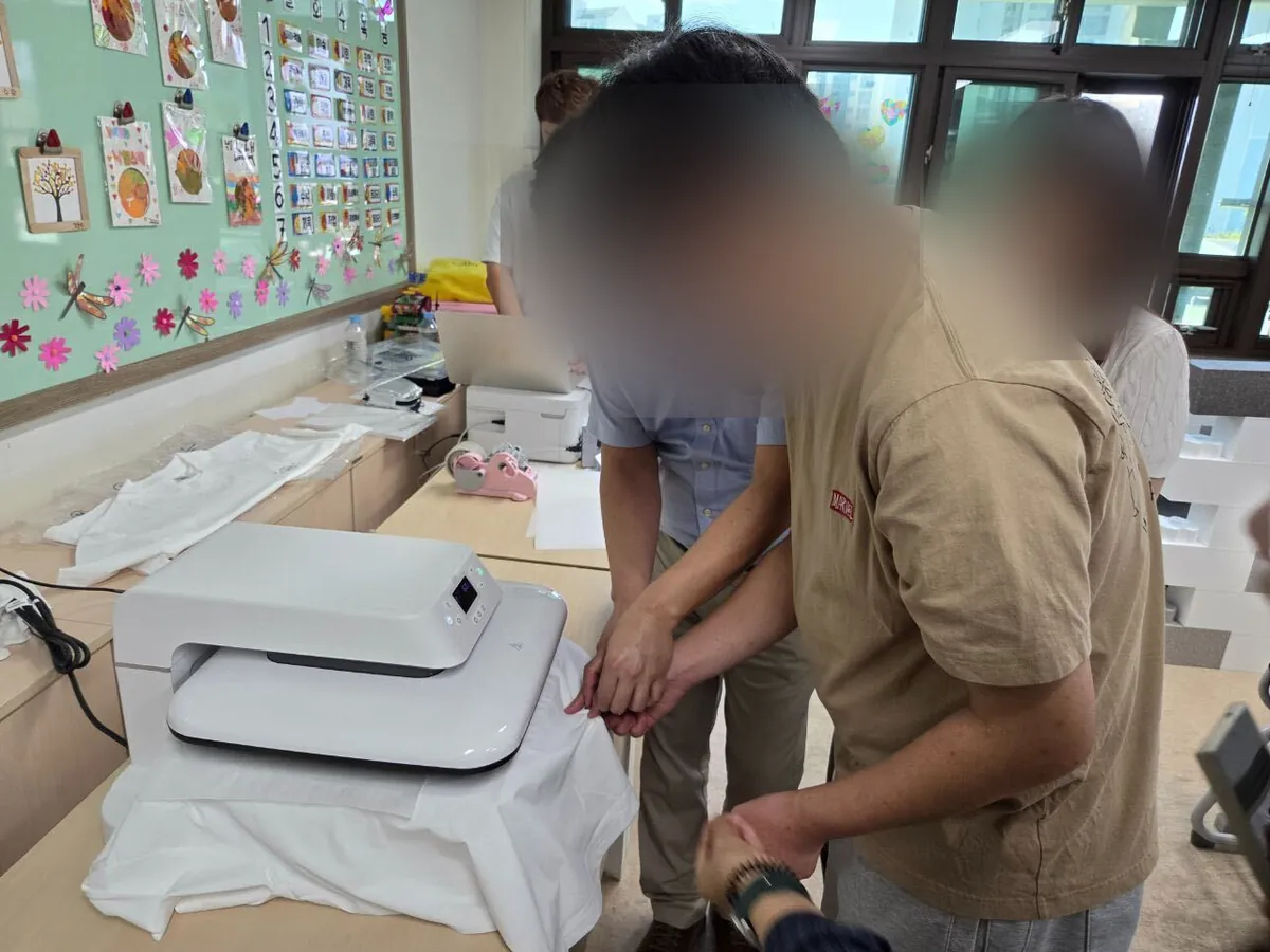 강사와 함께 열전사기로 티셔츠를 만드는 모습