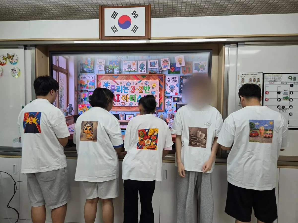 직접 만든 그림 티셔츠를 입은 학생들
